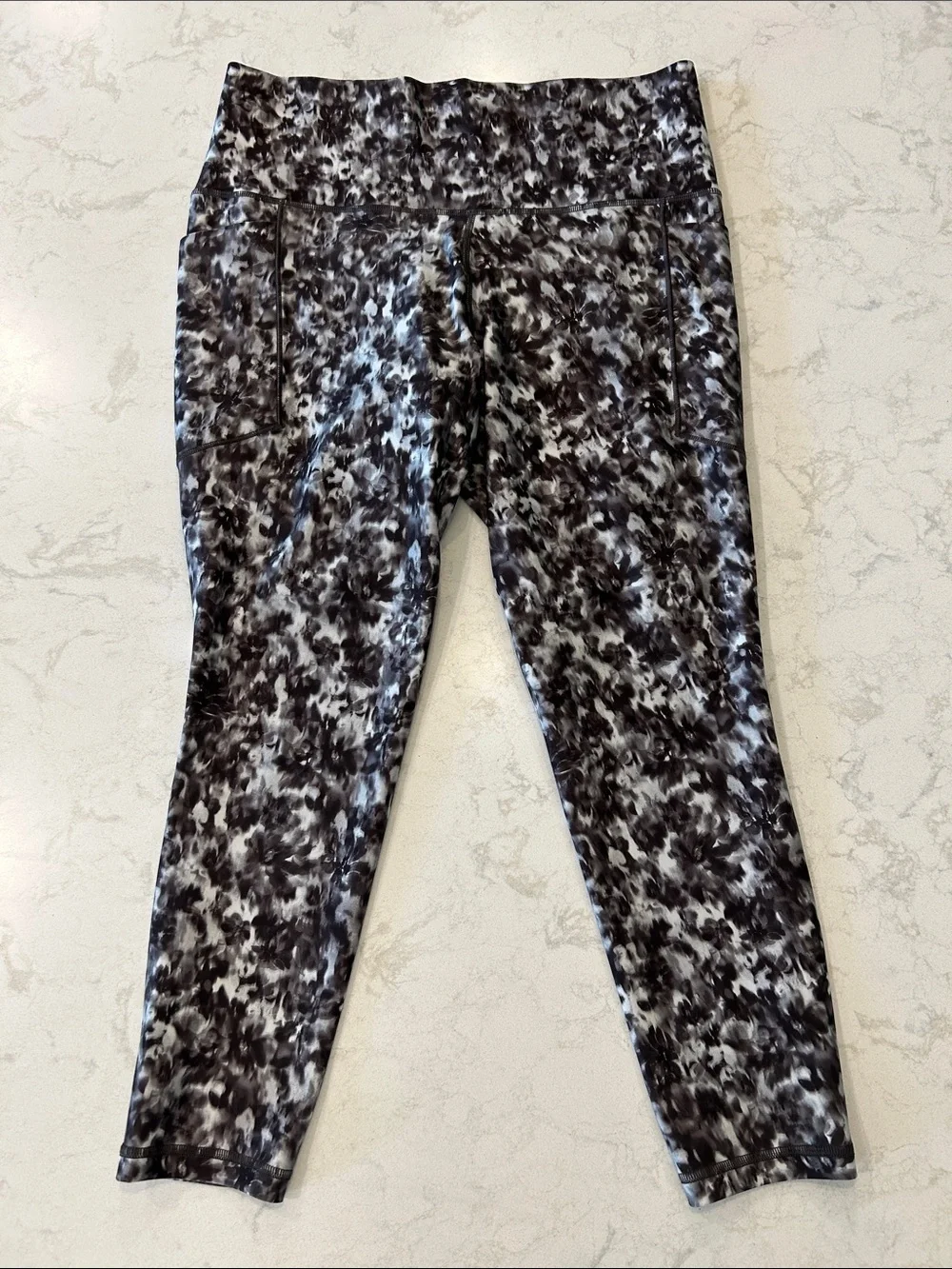 Athleta Salutation Stash 7/8 Tights Black & White Opaline Floral Large L